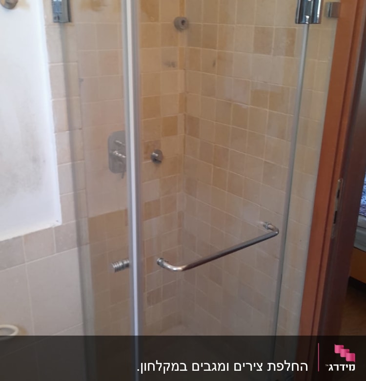 מקלחון זכוכית עם ראש מקלחת עגול